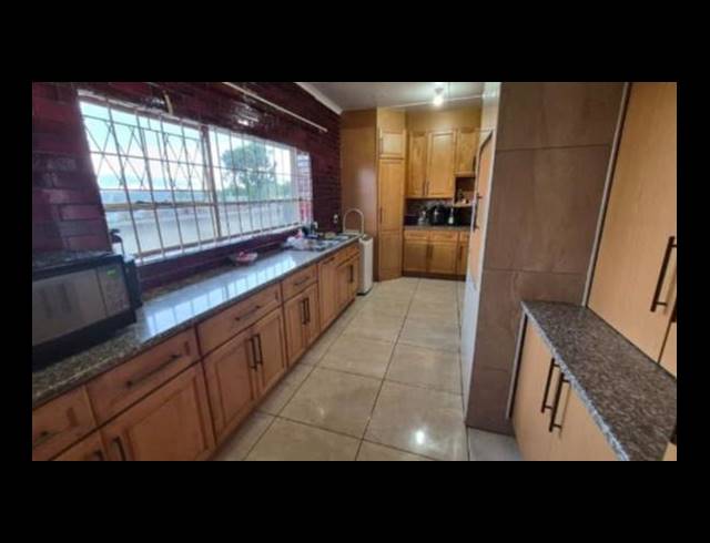 3 BEDROOM HOUSE FOR SALE IN BIRCHLEIGH